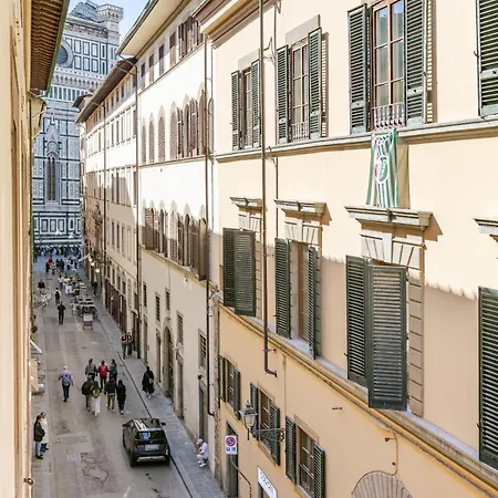 Petit Close To The Dome Apartment